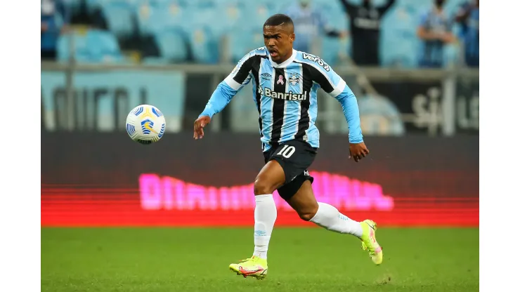 RS - Porto Alegre - 06/10/2021 - BRASILEIRO A 2021, GREMIO X CUIABA - Douglas Costa jogador do Gremio durante partida contra o Cuiaba no estadio Arena do Gremio pelo campeonato Brasileiro A 2021. Foto: Pedro H. Tesch/AGIF
