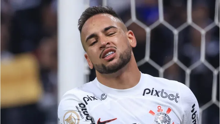 Maycon com a camisa do Corinthians - Maycon jogador do Corinthians lamenta chance perdida durante partida contra o Coritiba no estadio Arena Corinthians pelo campeonato Brasileiro A 2023. Foto: Marcello Zambrana/AGIF
