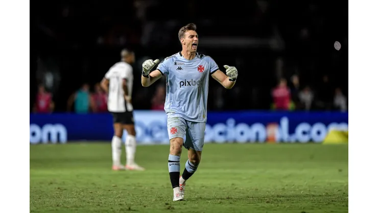 Leo Jardim goleiro do Vasco comemora gol durante partida contra o Botafogo no estadio Sao Januario pelo campeonato Brasileiro A 2023. Foto: Thiago Ribeiro/AGIF
