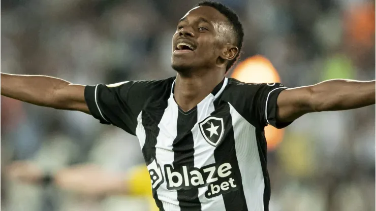  Jeffinho jogador do Botafogo comemora seu gol durante partida contra o Athletico-PR no estadio Engenhao pelo campeonato Brasileiro A 2022. Foto: Jorge Rodrigues/AGIF
