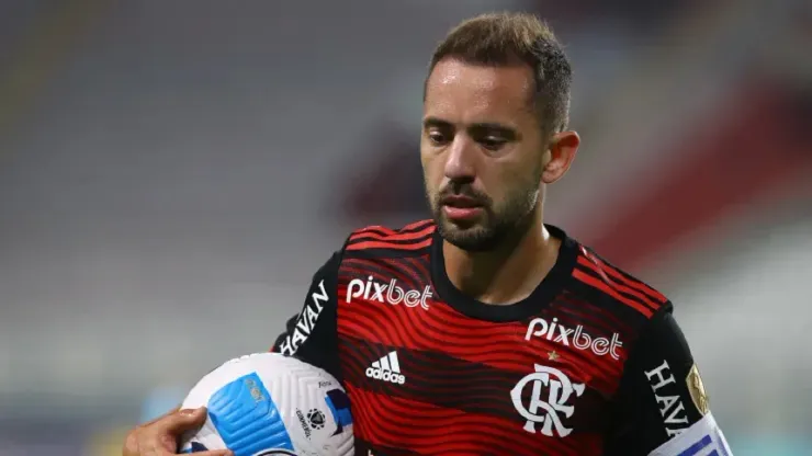 Foto: Leonardo Fernandez/Getty Images - Everton Ribeiro em partida pelo Flamengo
