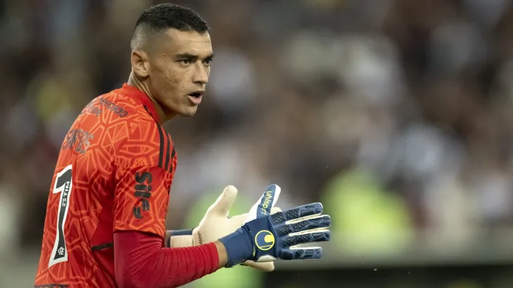 Goleiro pode ficar mais um pouco no Flamengo - Foto: Jorge Rodrigues/AGIF.
