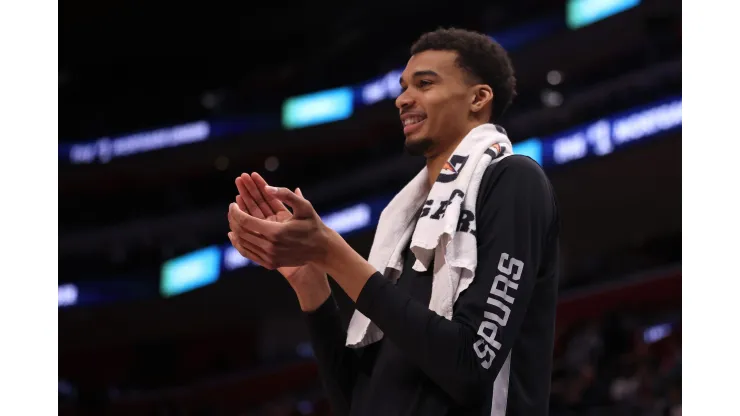 Wembanyama comemora partida espetacular contra os Pistons, em Detroit, pela temporada regular da NBA (Foto: Gregory Shamus/Getty Images)
