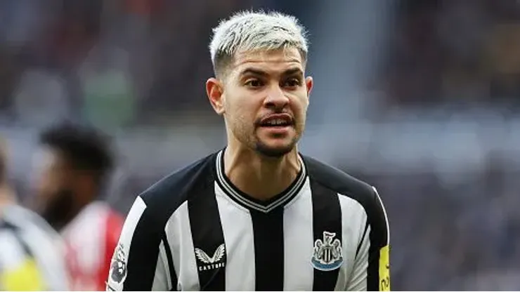 Foto: Ian MacNicol/Getty Images = Bruno Guimarães pelo Newcastle, em partida pela Premier League
