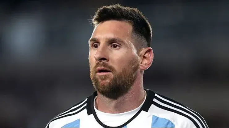 Foto: Daniel Jayo/Getty Images - Lionel Messi pela Seleção Argentina em partida pelas Eliminatórias para a Copa do Mundo de 2026
