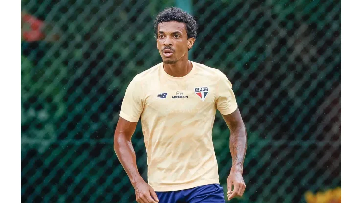 Luiz Gustavo foi apresentado ao torcedor do São Paulo. Foto: Twitter \ São Paulo
