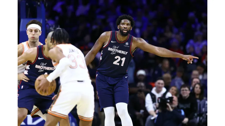 Os Sixers visitaram os Spurs na rodada de segunda-feira (22) na NBA (Foto: Tim Nwachukwu/Getty Images)
