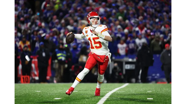 Mahomes em ação pelos Chiefs contra os Bills, na semifinal de conferência da AFC (Foto: Al Bello/Getty Images)
