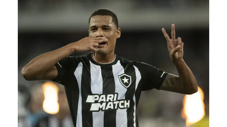 RJ - RIO DE JANEIRO - 27/04/2023 - COPA DO BRASIL 2023, BOTAFOGO X YPIRANGA - Janderson jogador do Botafogo comemora seu gol durante partida contra o Ypiranga no estadio Engenhao pelo campeonato Copa do Brasil 2023. Foto: Jorge Rodrigues/AGIF
