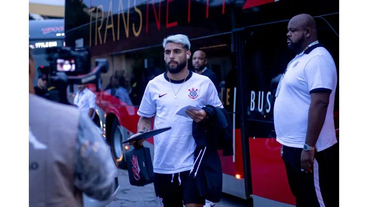 Yuri Alberto chegando ao jogo. Leonardo Lima/AGIF