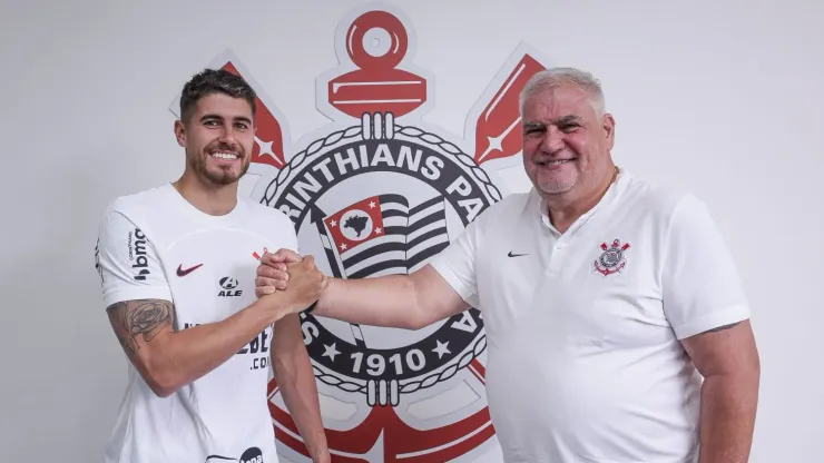 Pedro Raul assinando o contrato com Rubão, dirigente do Corinthians. Foto: Rodrigo Coca / Corinthians
