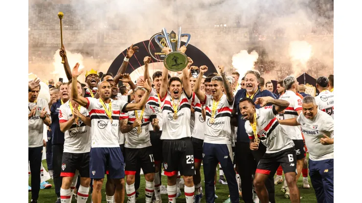 São Paulo levanta a taça da Supercopa. Foto: Gilson Lobo/AGIF
