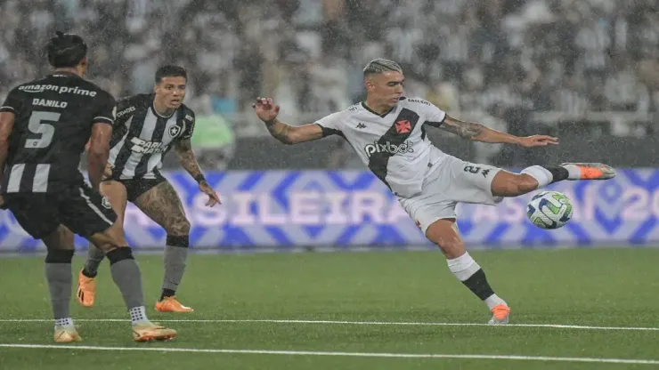 Foto: Thiago Ribeiro/AGIF - Botafogo e Vasco duelam pelo Campeonato Brasileiro de 2023
