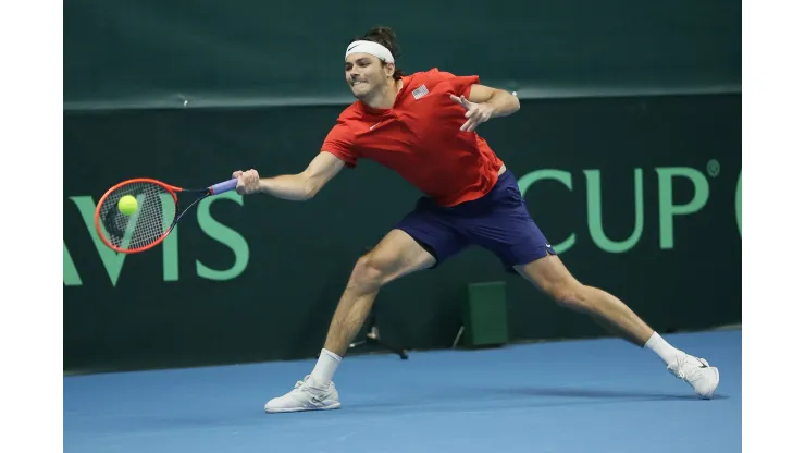 Taylor Fritz disputa partida pelos Estados Unidos contra a Ucrânia na Copa Davis, disputada em Vilnius, na Lituânia (Foto: Tim Ireland/Getty Images for ITF)
