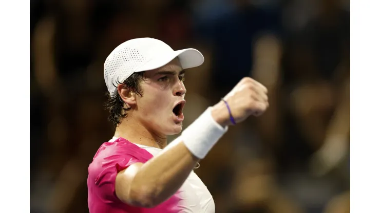 O brasileiro João Fonseca em quadra no US Open, em setembro de 2023 (Foto: by Sarah Stier/Getty Images)
