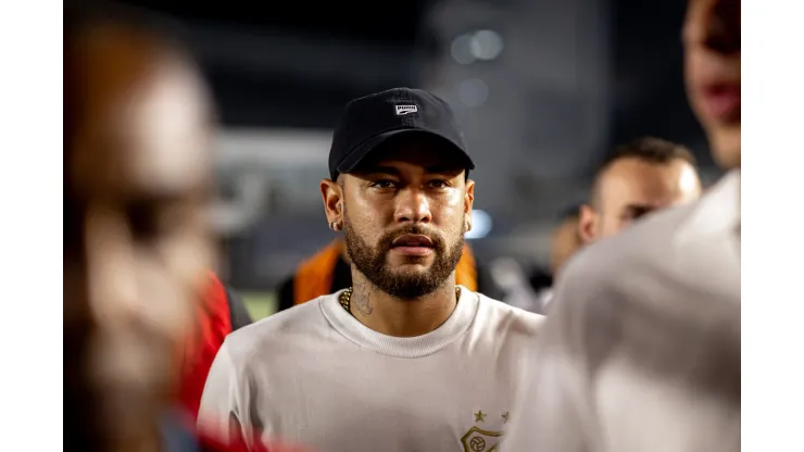 Foto: Leonardo Lima/AGIF - Neymar visitou a Vila em fevereiro
