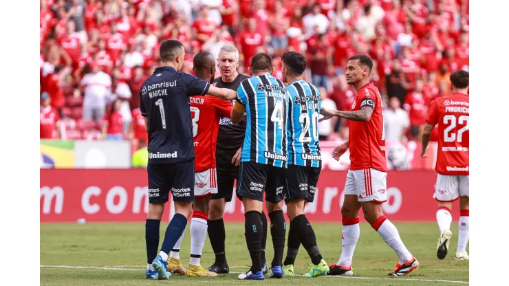 Kannemann e Daronco conversando durante a disputa do Gre-Nal. Foto: Maxi Franzoi/AGIF
