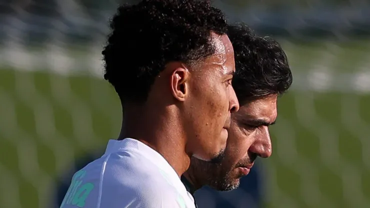 Lázaro conversa com Abel em treino na Academia de Futebol do Palmeiras - Foto: Cesar Greco/Palmeiras/by Canon
