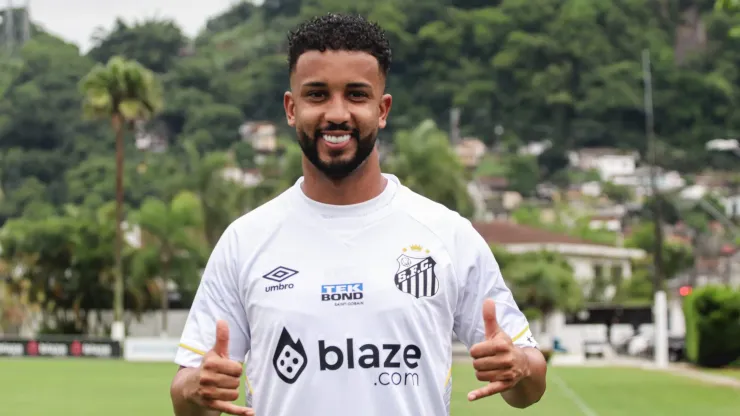 Jorge, que ainda não estreou, durante apresentação no Santos
