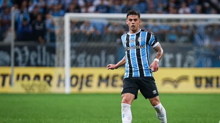 Carballo durante partida com a camisa do Grêmio
