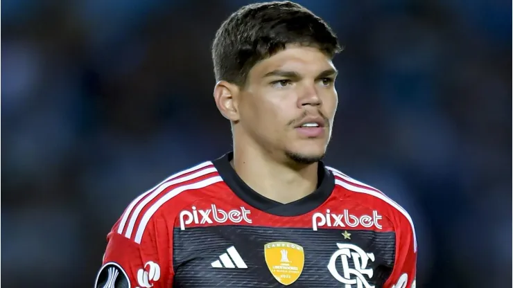 Ayrton Lucas com a camisa do Flamengo atuando contra o Racing, em Avellaneda, pela Libertadores, no dia 4 de maio - Foto: Marcelo Endelli
