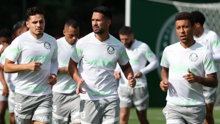 Luan (ao centro) quer renovar contrato com o Palmeiras até, no mínimo, por mais uma temporada - Foto: Fabio Menotti/Palmeiras/by Canon)
