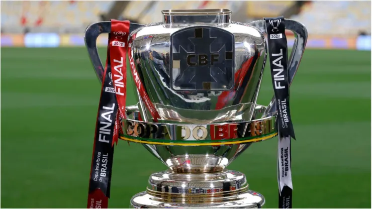 Taça de campeão da Copa do Brasil - Foto: Wagner Meier/Getty Images
