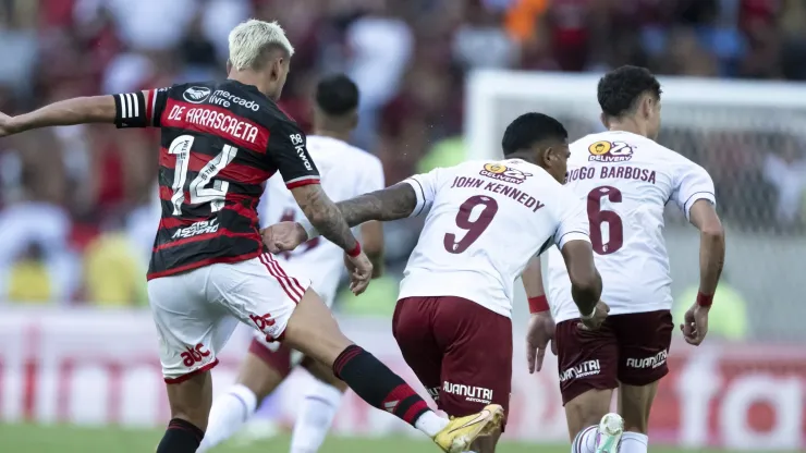 RJ - RIO DE JANEIRO - 25/02/2024 - CARIOCA 2024, FLAMENGO X FLUMINENSE - De Arrascaeta jogador do Flamengo disputa lance com John Kennedy jogador do Fluminense durante partida no estadio Maracana pelo campeonato Carioca 2024. Foto: Jorge Rodrigues/AGIF
