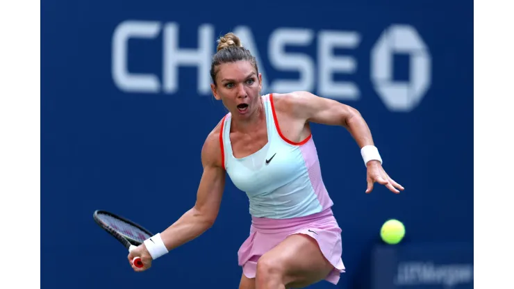 Halep em ação pelo US Open em 2022. Torneio foi o último disputado pela tenista romena antes de suspensão por doping (Foto: Julian Finney/Getty Images)
