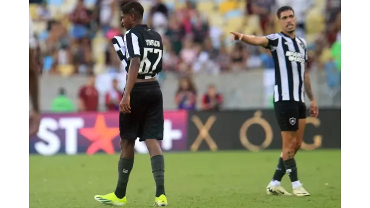 Yarlen, do Botafogo, em jogo contra o Fluminense pelo Campeonato Carioca. Foto: Vitor Silva / Botafogo.
