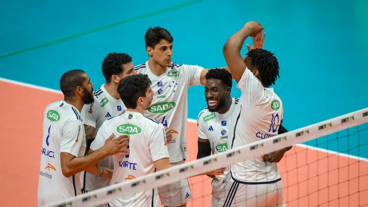 Atletas do Cruzeiro celebram ida à final da Copa Brasil de Vôlei, em São José-SC (Foto: Agência i7/Sada Cruzeiro)
