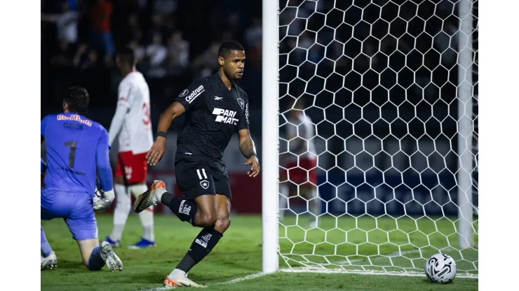 Júnior Santos comemorando o gol feito contra o Bragantino, no Estádio Nabizão. Foto: Fabio Moreira Pinto/AGIF
