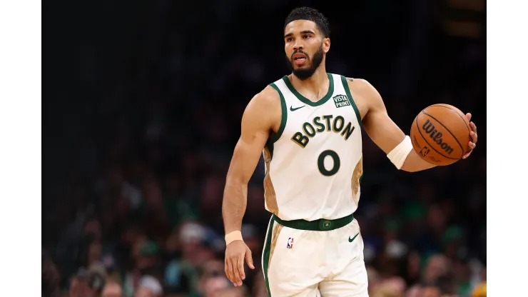 Em casa, o Boston Celtics venceu o Phoenix Suns e confirmou vaga nos play-offs com antecedência (Foto: Maddie Meyer/Getty Images)
