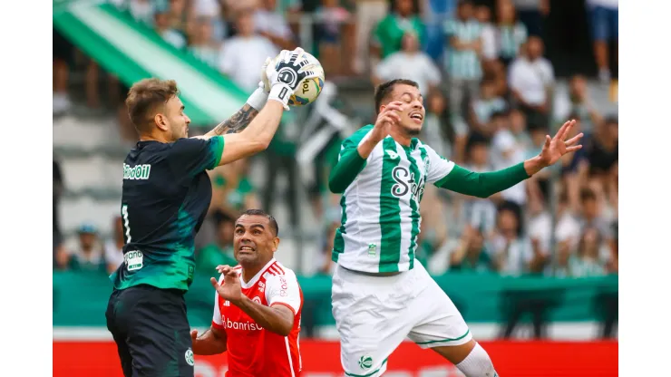 Gabriel Mercado disputa lance contra jogadores do juventude, na semifinal do Campoenato Gaúcho. Foto: Luiz Erbes/AGIF
