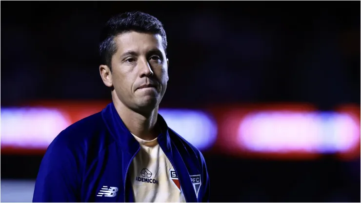 Thiago Carpini durante jogo do São Paulo - Foto: Marcello Zambrana/AGIF.
