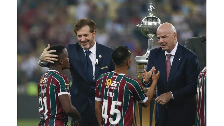 Presidente da Conmebol, Alejandro Domínguez, e o da Fifa, Gianni Infantino, na enrega da premiação da Liberatdores 2023 no Maracanã. Foto: Ricardo Moreira/Getty Images
