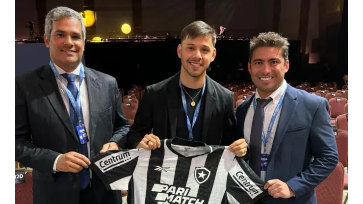 Óscar Romero recebeu camisa histórica do Botafogo. Foto: Twitter/Botafogo
