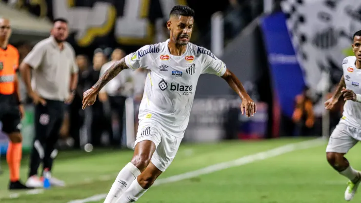 Aderlan em campo com a camisa do Santos. Jogador sofreu uma lesão muscular
