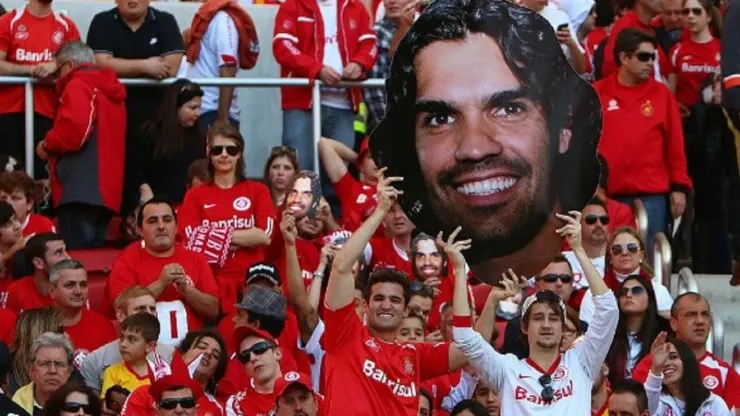 Foto: Koichi Kamoshida/Getty Images - Torcedores fazem homenagem para Fernandão em jogo do Internacional
