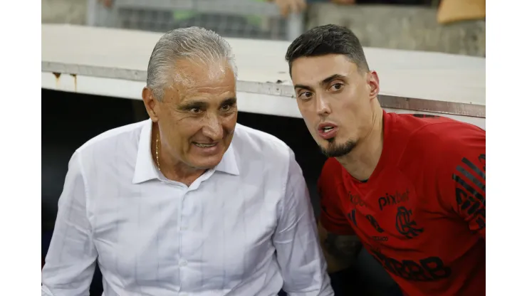 Tite e Matheus conversando em duelo do Campeonato Carioca entre Flamengo vs Fluminense
 Foto: Wagner Meier/Getty Images)
