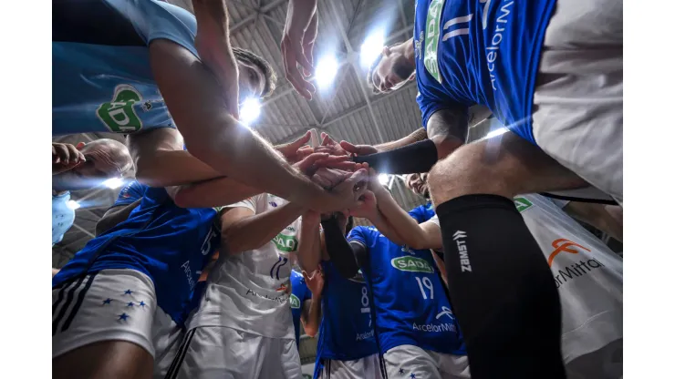 Atletas do Cruzeiro se preparam para mais um jogo na Superliga Masculina de Vôlei (Foto: Divulgação/Sada Cruzeiro)
