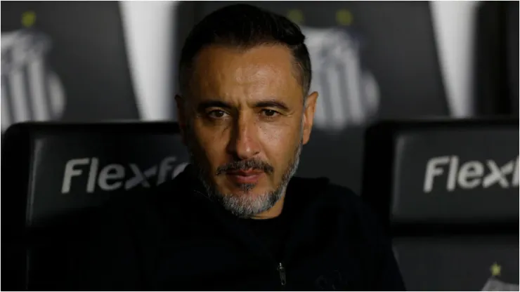 Vitor Pereira em jogo contra o Santos - Foto:  Ricardo Moreira/Getty Images
