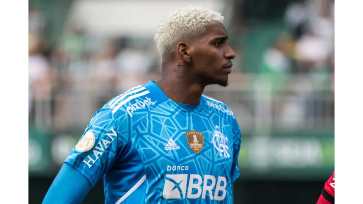 Hugo Souza defendeu pênalti de Di María no Estádio da Luz em partida desta sexta-feira - Foto: Robson Mafra/AGIF
