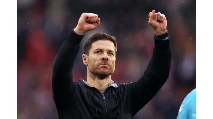 Xabi Alonso comemorando resultado positivo do Bayer Leverkusen. (Foto Alex Grimm/Getty Images)
