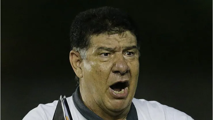 Joel Santana, durante partida da Série B de 2014. Ex-treinador trabalhou no Vasco no passado.
