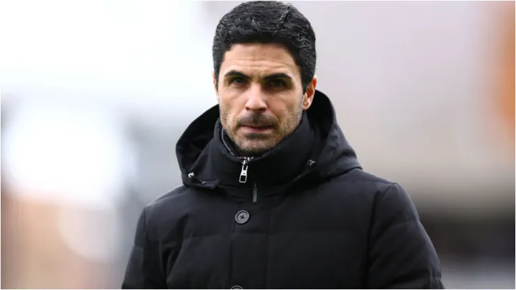 Mike Arteta, treinador do Arsenal, em jogo contra o Fulham - Foto: Clive Rose/Getty Images
