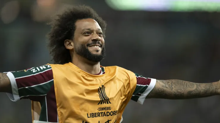 Marcelo jogador do Fluminense comemora título após a partida contra o Boca Juniors no estádio Maracanã
