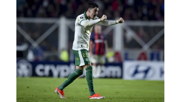 Piquerez comemora gol de falta contra o San Lorenzo no estádio Nuevo Gasometro. Foto: Marcelo Endelli/Getty Images)
