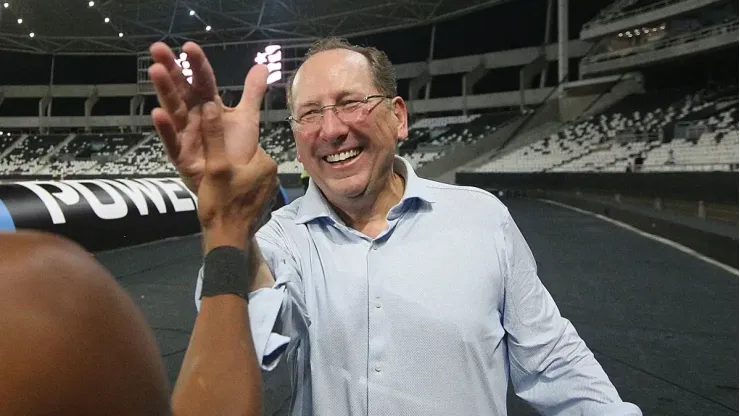 Foto: Vitor Silva/Botafogo - Textor chega ao aeroporto do Galeão ao lado de novo treinador
