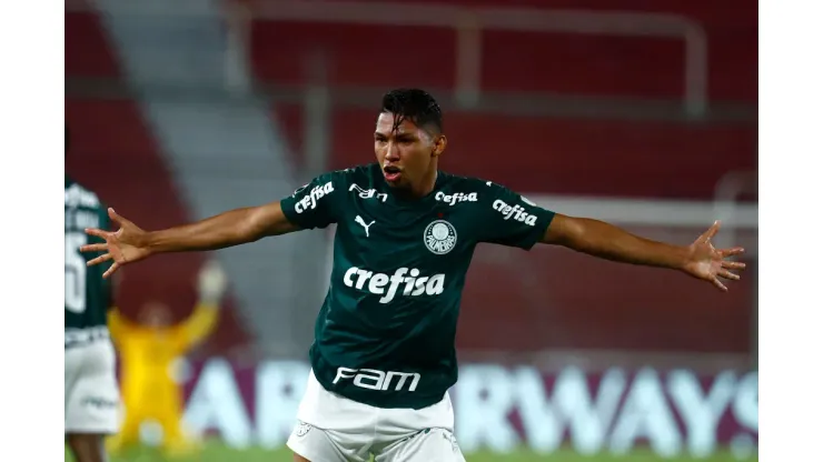 Rony, jogador do Palmeiras, comemora seu gol durante partida contra o River Plate, válida pela Libertadores 2020. 
